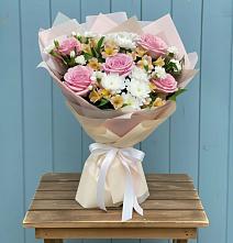 Букет цветов из:  Гвоздики, Орхидеи и Розы в Горячеисточненской