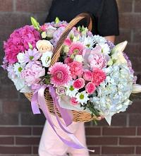Композиция солнечный день в Горячеисточненской Цветочная композиция из Розы, Хризантемы, Пионы и Лизиантусы в корзине в Горячеисточненской