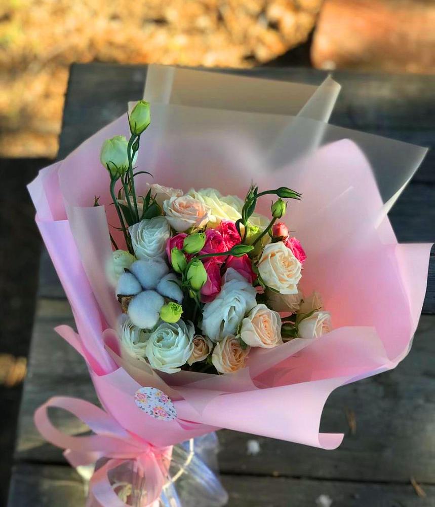 Букет цветов из: Розы и Лизиантусы в Горячеисточненской