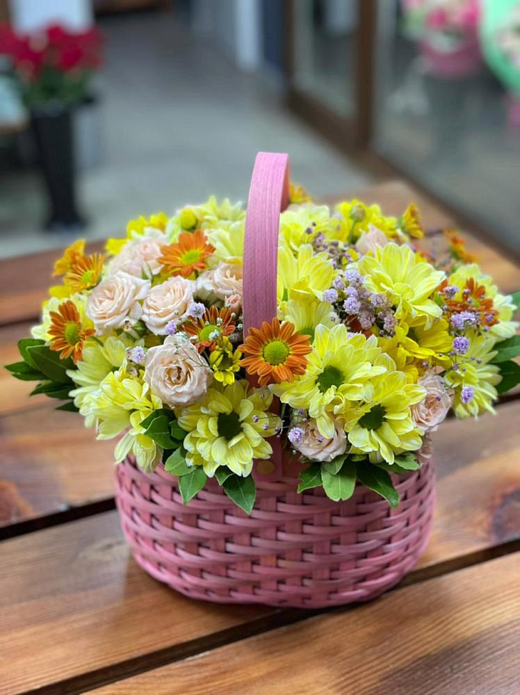 Цветочная композиция из Хризантемы и Розы в корзине в Горячеисточненской