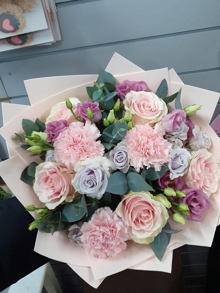 Букет цветов из: Розы, Гвоздики и Лизиантусы в Горячеисточненской