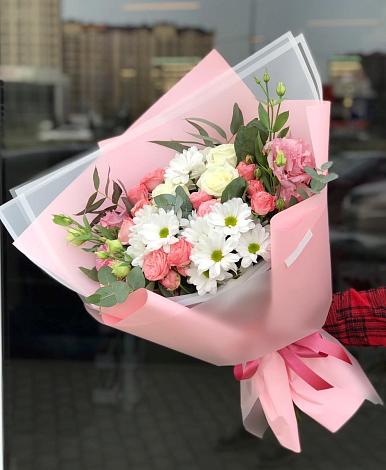 Букет цветов из: Розы, Лизиантусы и Хризантемы в Горячеисточненской