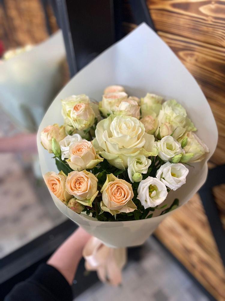 Букет цветов из: Розы и Лизиантусы в Горячеисточненской